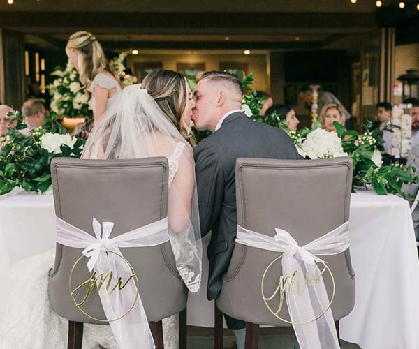 arrowood-golf-wedding-kissing